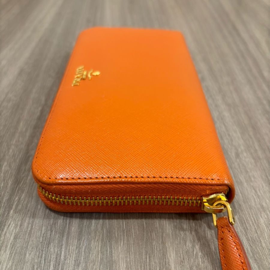 PRADA 1M0506 橘 防刮 牛皮 拉鍊 零錢 票夾 信用卡 長夾 皮夾 發財 夾-1