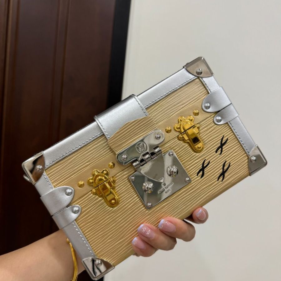LV 路易威登 EPC PETITE MALLE 金銀色 水波紋 盒子包 肩背包 斜背包 手拿包 晚宴包-17