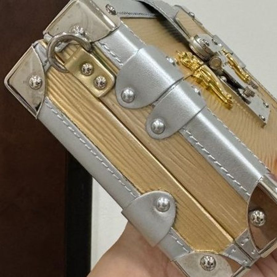 LV 路易威登 EPC PETITE MALLE 金銀色 水波紋 盒子包 肩背包 斜背包 手拿包 晚宴包-39