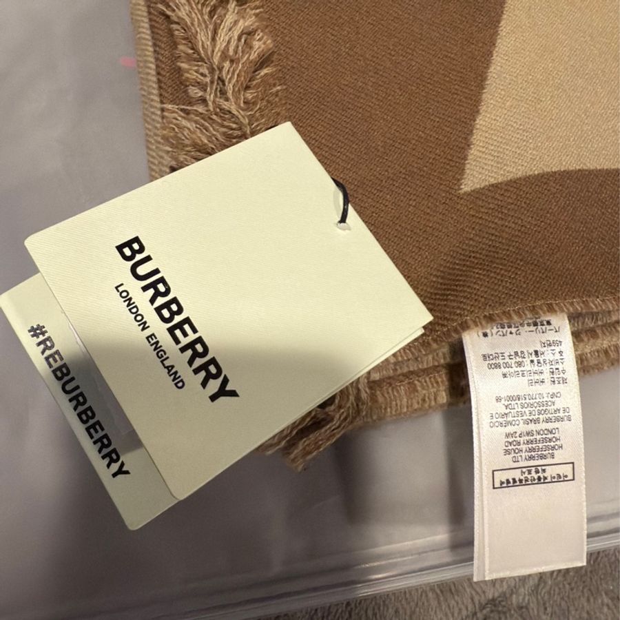 限時優惠活動雙面可用全新款吊牌還在 BURBERRY 巴寶莉 經典LOGO羊毛圍巾BURBERRY 巴寶莉 女性 /男性 材質 羊毛-2