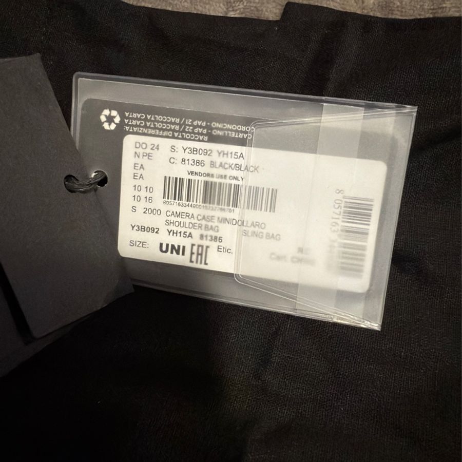 限時優惠活動全新商品膜都未拆!附防塵袋相機包黑色全新亞曼尼EMPORIO ARMANI Y3B092 YH15A 81386 圓形鐵牌吊飾相機包(黑)СУМКА EMPORIO ARMAN-16