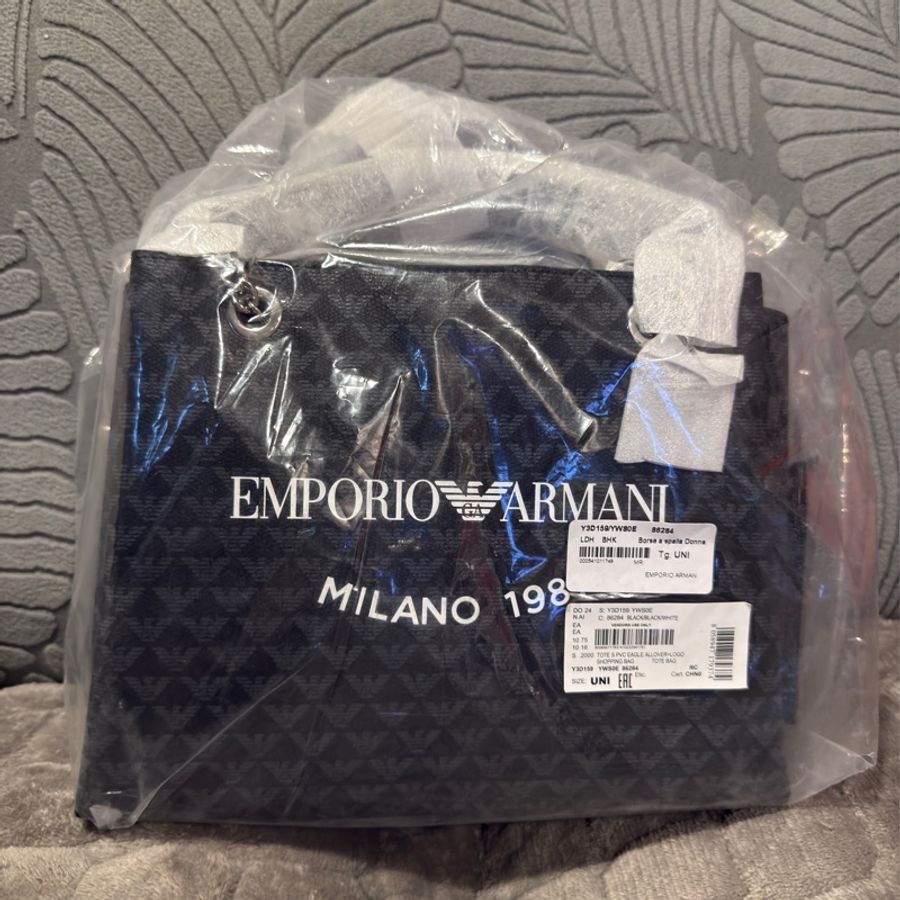 限時優惠活動黑色全新亞曼尼Emporio Armani Monogram Eagle Print Handbag Y3D159 YWS0E Black全新未拆封-5