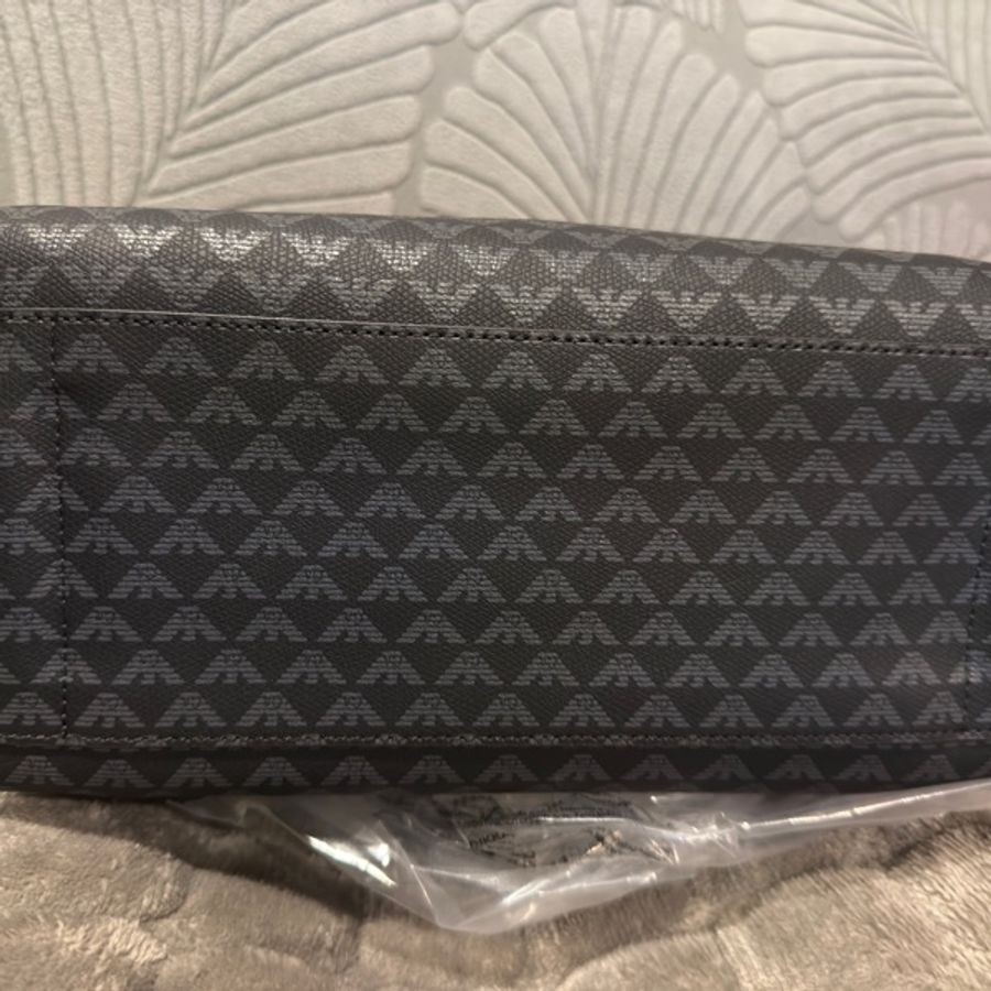 限時優惠活動黑色全新亞曼尼Emporio Armani Monogram Eagle Print Handbag Y3D159 YWS0E Black全新未拆封-11