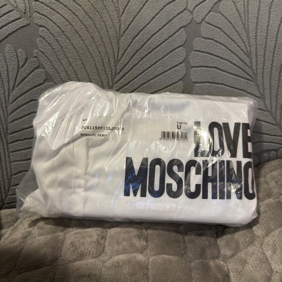 限時優惠活動全新未拆過附防塵袋LOVE MOSCHINO JC4115PP1ILJ0000 皮穿釦寬背帶側背包(黑)-5