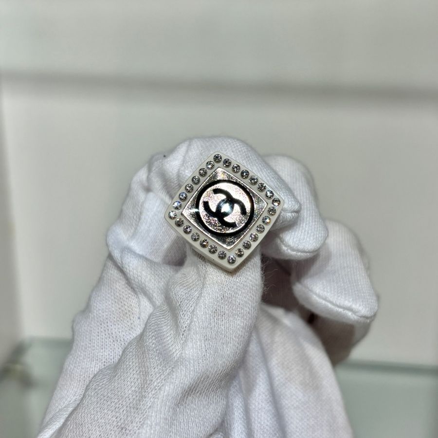 Chanel AB8424水鑽邊框黑白樹脂雙C方形耳環-5