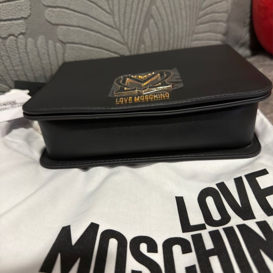 限時優惠活動全新款膠膜沒拆MOSCHINO JC4162PP1GL10000 愛心LOGO 金字LOGO 翻蓋 黑色 單肩包-9