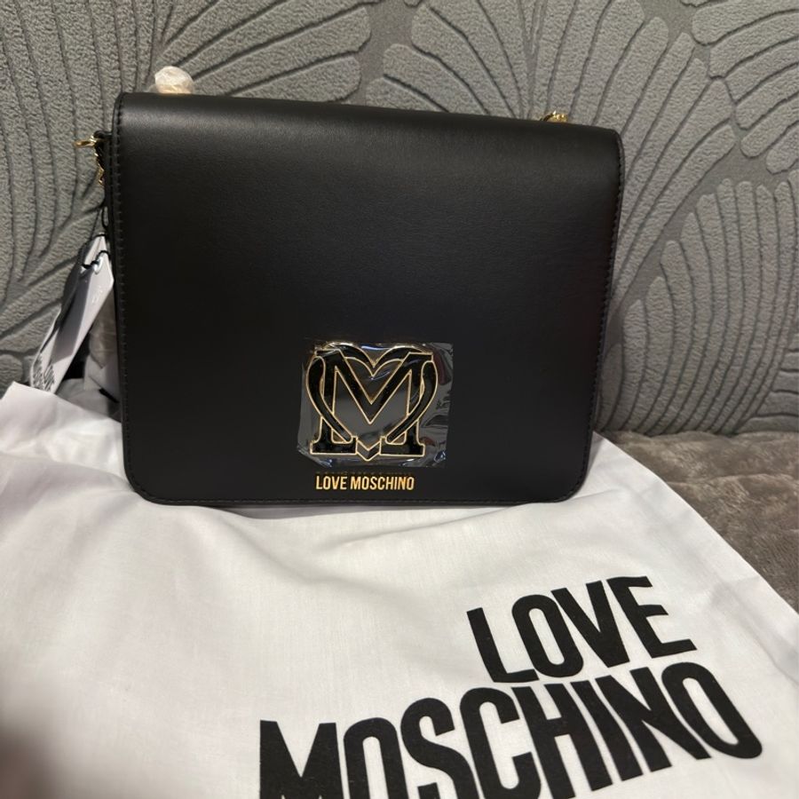 限時優惠活動全新款膠膜沒拆MOSCHINO JC4162PP1GL10000 愛心LOGO 金字LOGO 翻蓋 黑色 單肩包-15