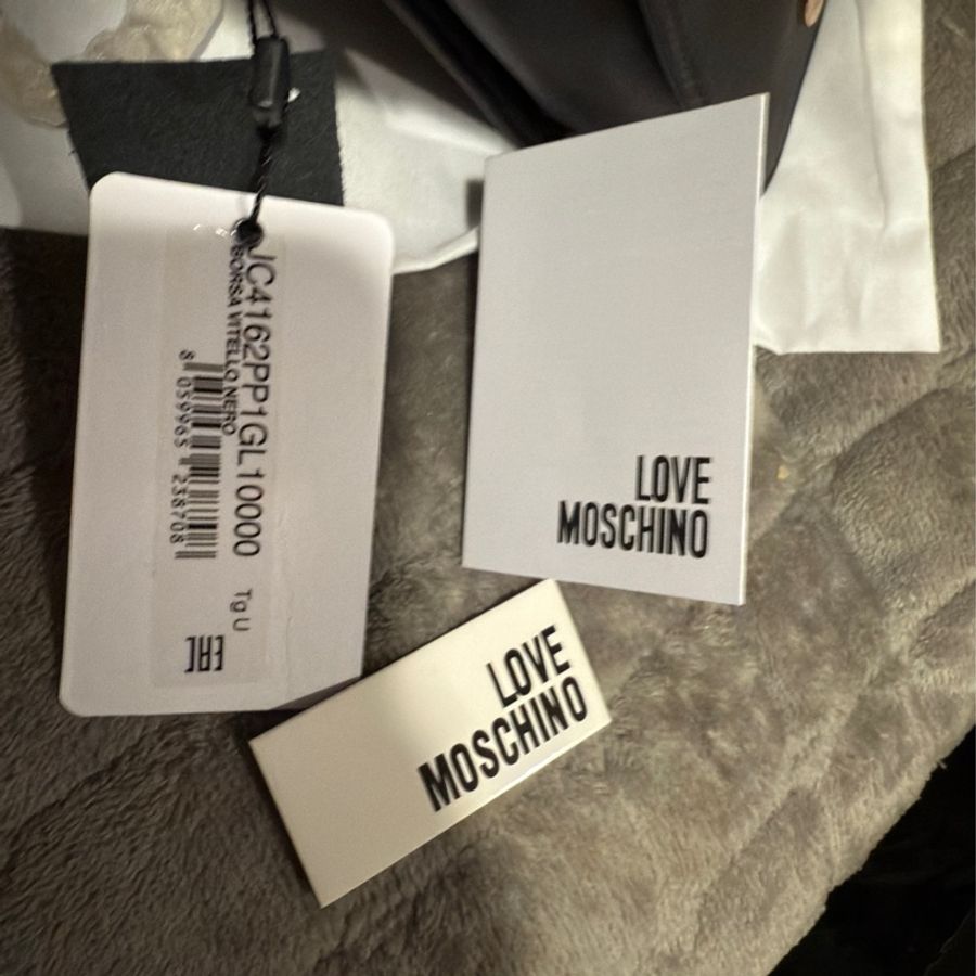 限時優惠活動全新款膠膜沒拆MOSCHINO JC4162PP1GL10000 愛心LOGO 金字LOGO 翻蓋 黑色 單肩包-16