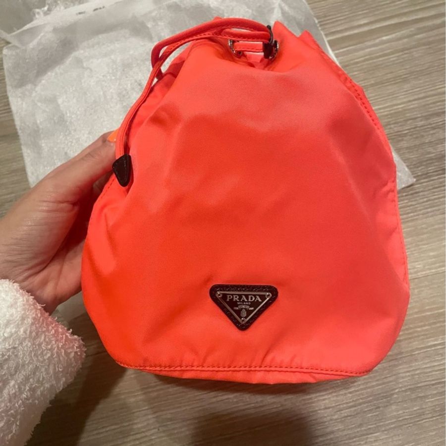 Prada 尼龍 束口 萬用包 螢光橘 亮橘-0