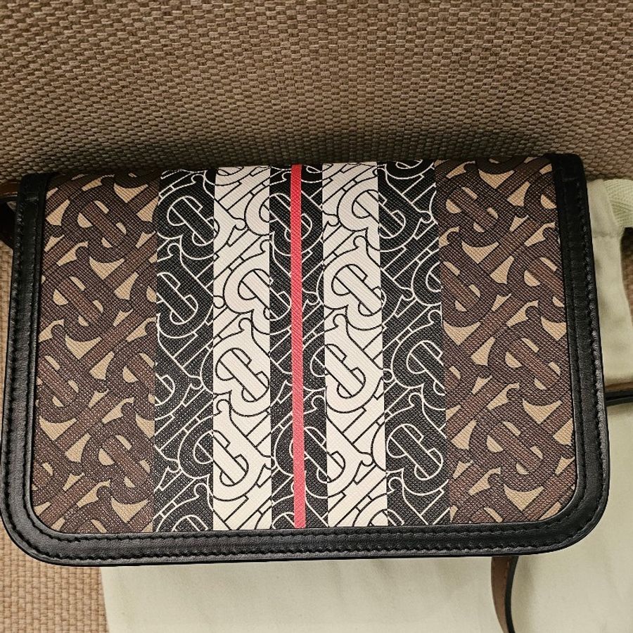 burberry TB 風琴老花斜揹包-6