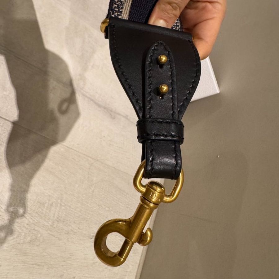 Dior 迪奧 藍丹寧 字母logo刺繡拼皮革寬背帶 可調式刺繡背帶 近乎全新美品-9