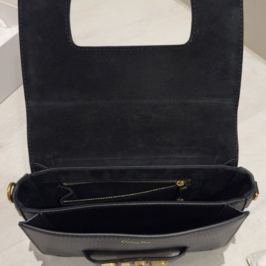 Christian Dior 迪奧真品*黑皮革銀字母LOGO掀蓋斜背包-3