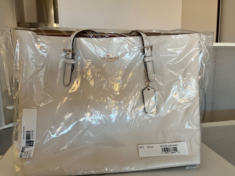 COACH 簡約金屬LOGO荔枝皮革肩背三層大購物包托特包(白)-9
