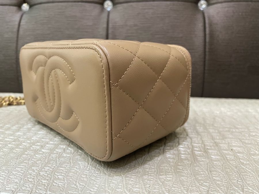 Chanel 奶茶羊皮霧金釦金球化妝斜背包-4