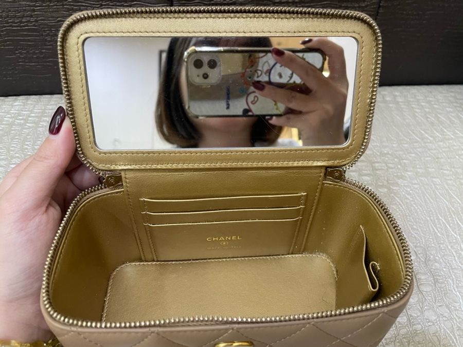 Chanel 奶茶羊皮霧金釦金球化妝斜背包-6