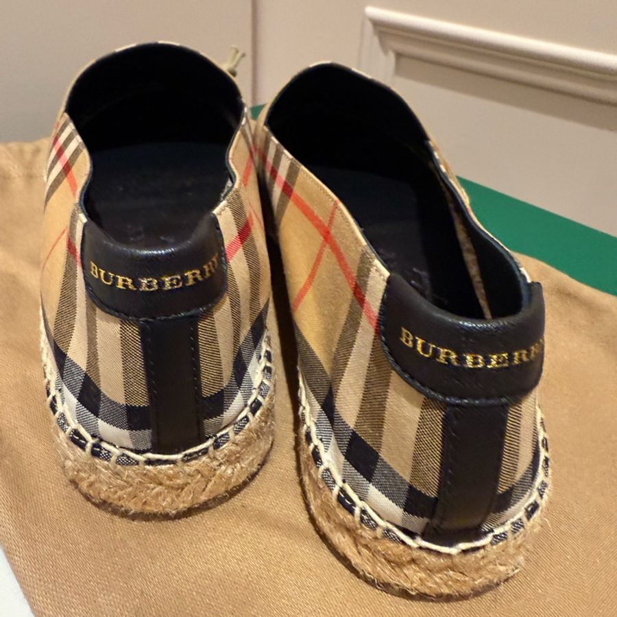 Burberry 經典格紋平底鞋-1