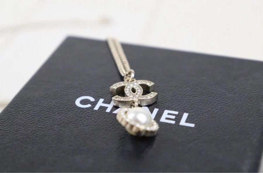 「JL精品代購」 98新CHANEL 珍珠吊墜雙C鑲鑽項鍊 附盒子-5