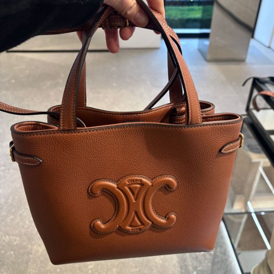 🎉新品好折扣✨Celine 118613 Mini cabas anais 凱旋門粒面小牛皮包 棕色﻿-1