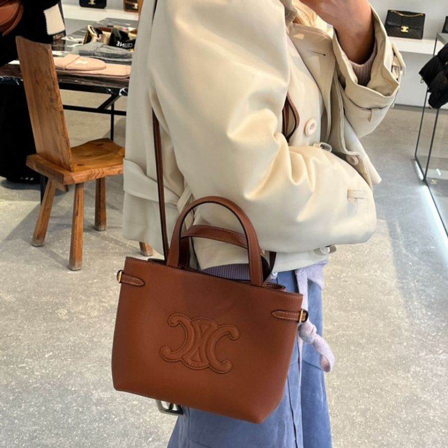 🎉新品好折扣✨Celine 118613 Mini cabas anais 凱旋門粒面小牛皮包 棕色﻿-5