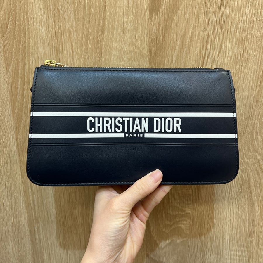Dior Vibe系列深藍牛皮金釦一字拉斜背長型扁型包-0