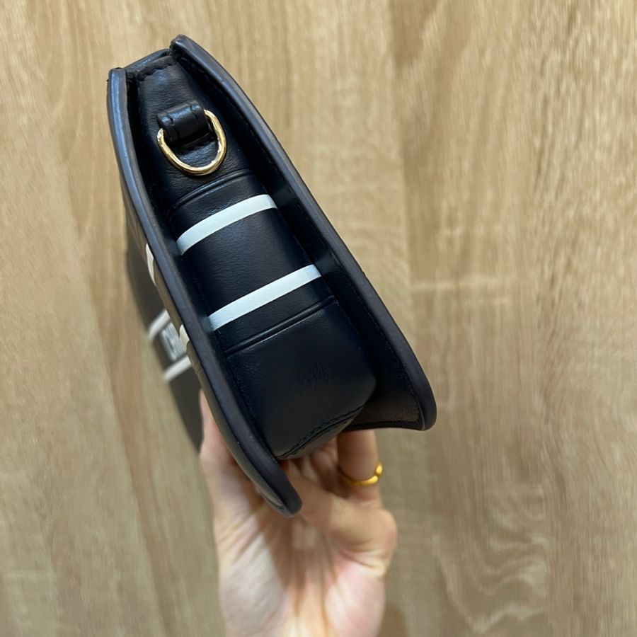 Dior Vibe系列深藍牛皮金釦一字拉斜背長型扁型包-1