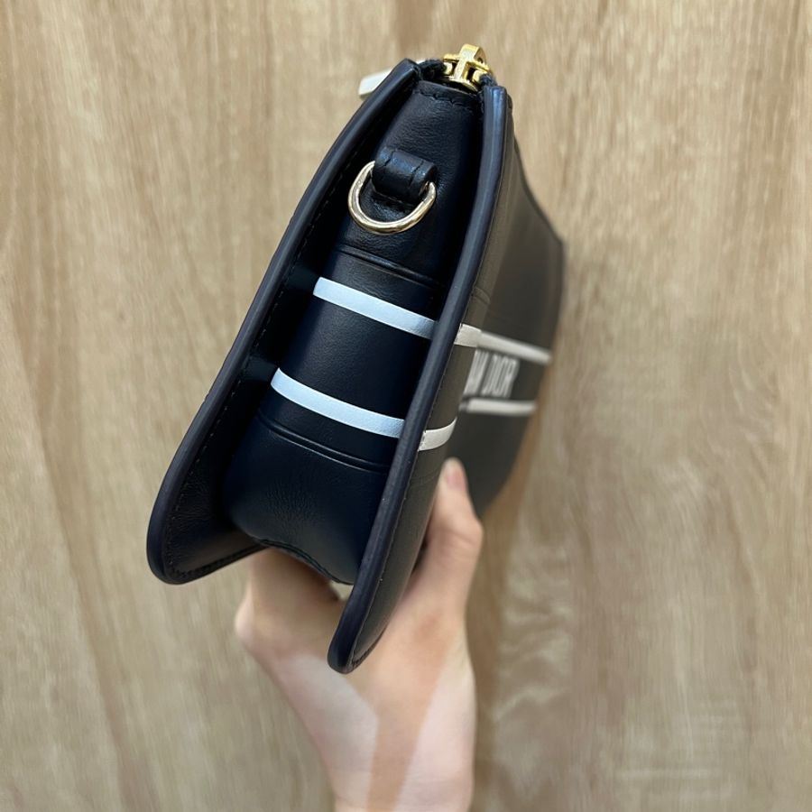 Dior Vibe系列深藍牛皮金釦一字拉斜背長型扁型包-2