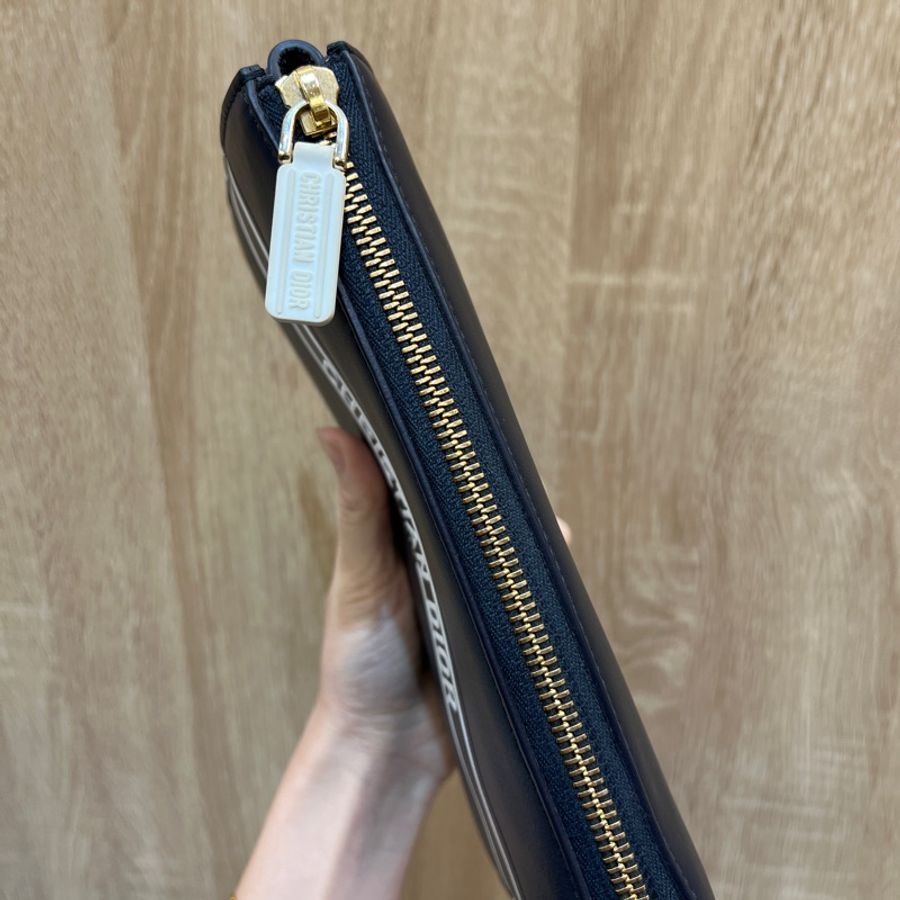 Dior Vibe系列深藍牛皮金釦一字拉斜背長型扁型包-4