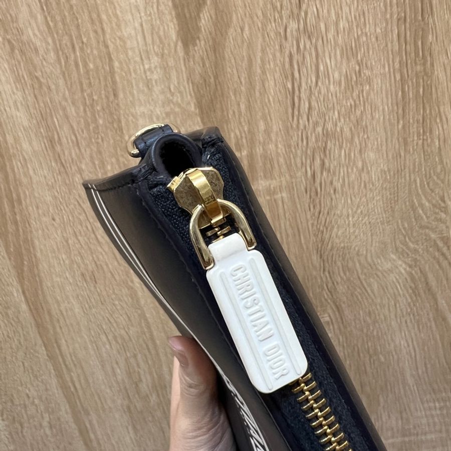 Dior Vibe系列深藍牛皮金釦一字拉斜背長型扁型包-5