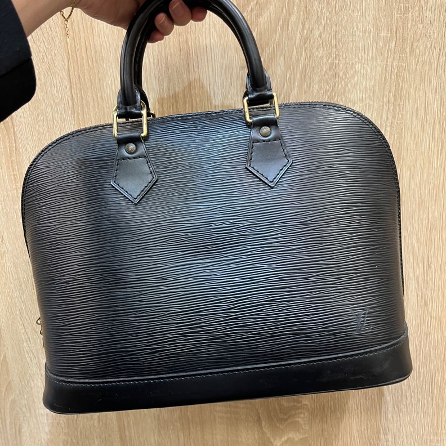 LV 黑EPI金釦Alma PM手提貝殼包M52802-0