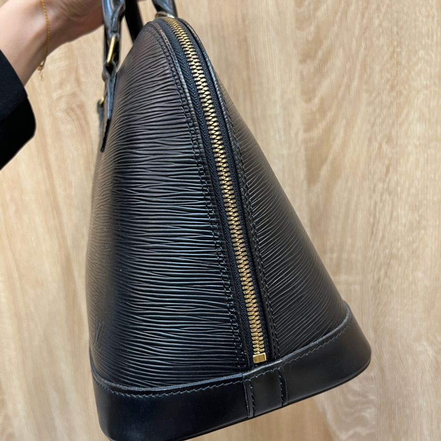 LV 黑EPI金釦Alma PM手提貝殼包M52802-1