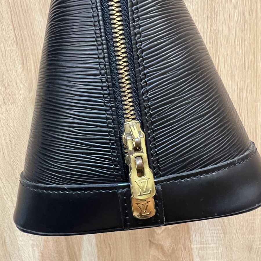 LV 黑EPI金釦Alma PM手提貝殼包M52802-3