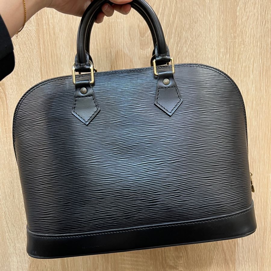 LV 黑EPI金釦Alma PM手提貝殼包M52802-4