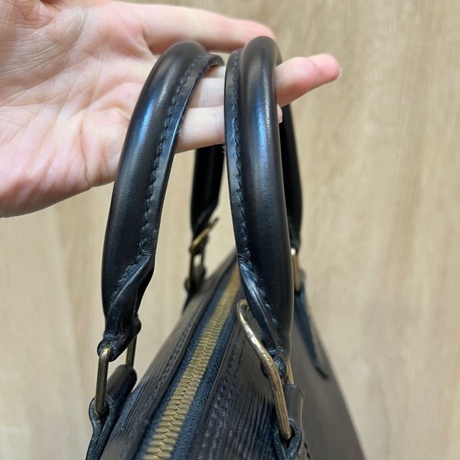 LV 黑EPI金釦Alma PM手提貝殼包M52802-5