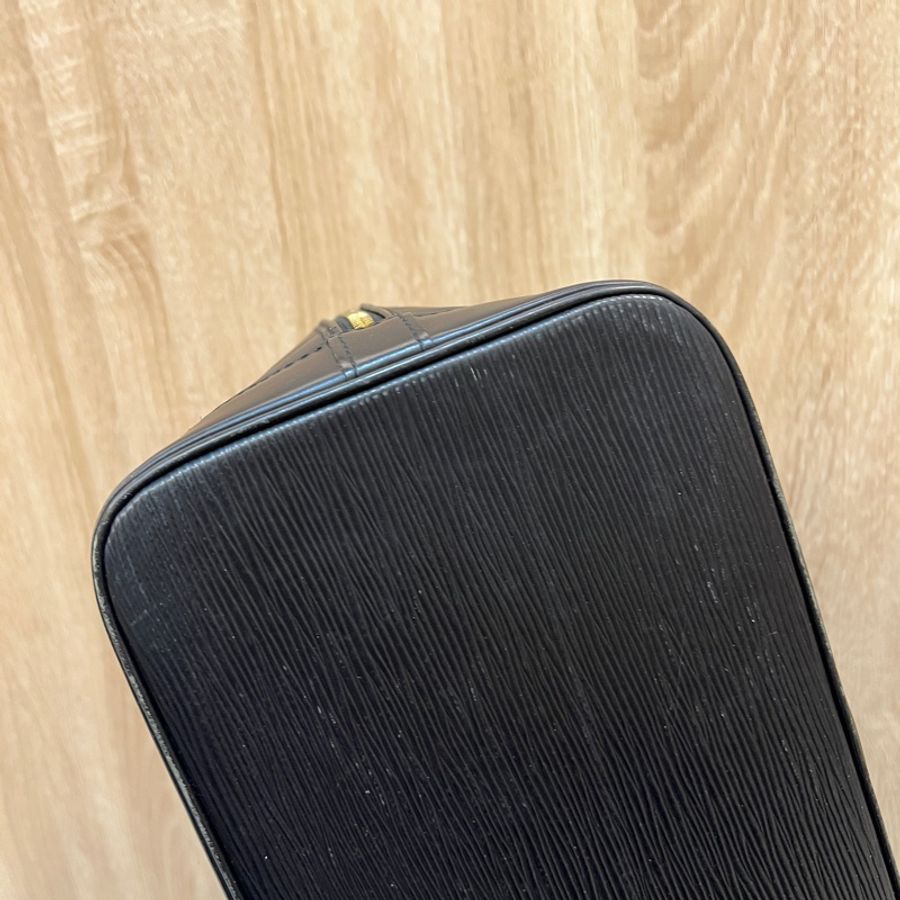 LV 黑EPI金釦Alma PM手提貝殼包M52802-10