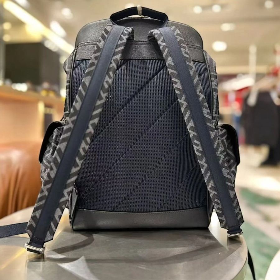 🎉新品好折扣✨Fendi Drive 7VZ084 提花後背包 藍色-1