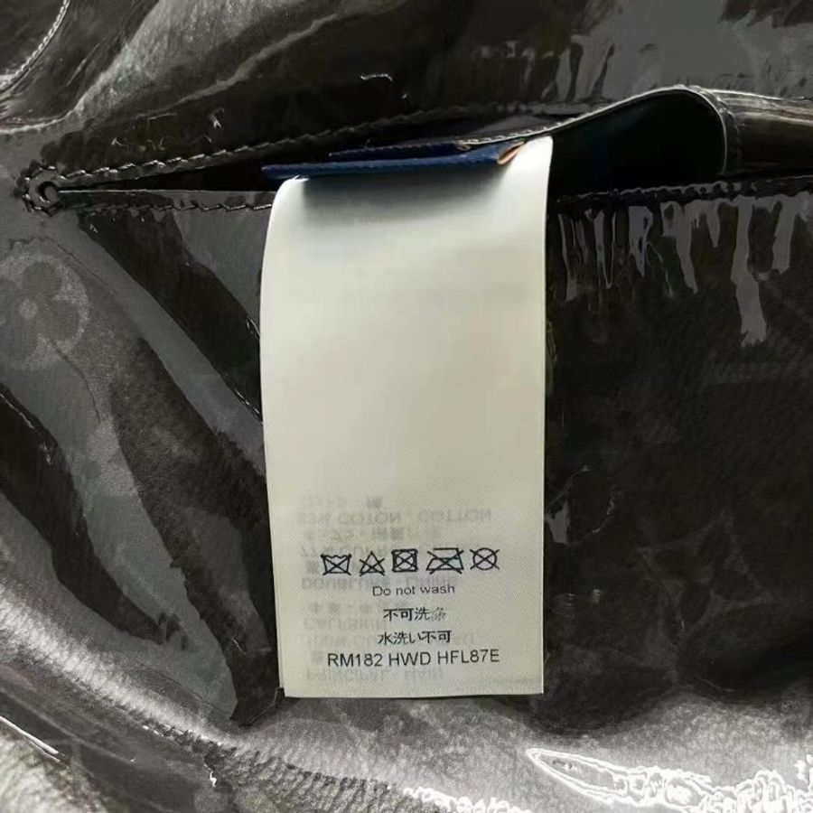 誠可議 LV 果凍膠 PVC 老花牛皮皮衣   Travis同款 原價近五十萬 尺寸54 全新 肩寬48 胸圍122 衣長107-4