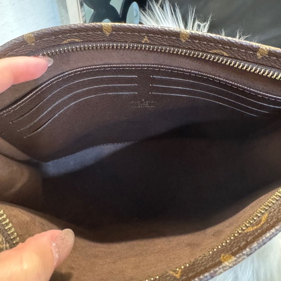 LV Toiltry Pouch On Chain老花手拿肩背包 M81412 晶片款 近全新 專櫃缺貨款-15