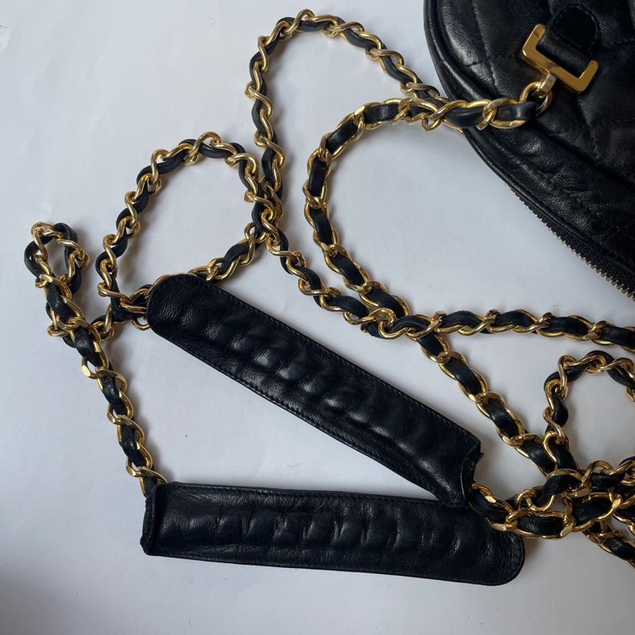 Chanel黑羊皮金釦雙帶方包-21