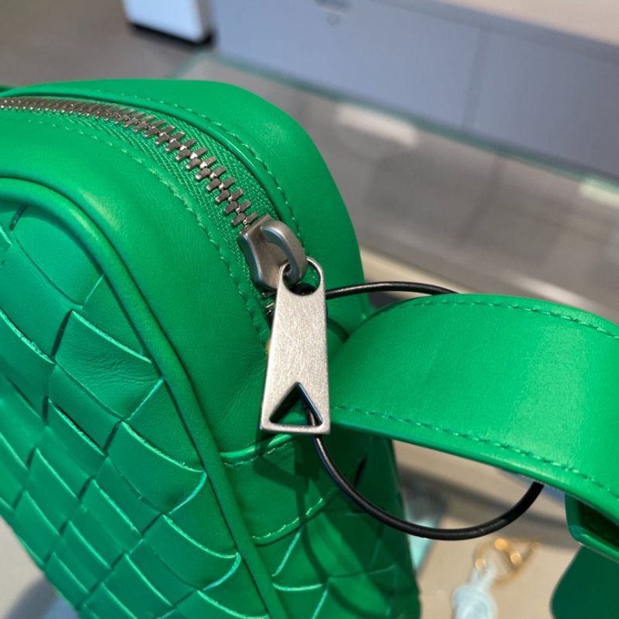 🧧開工特價活動🧧Bottega Veneta 729296 編織小牛皮手機袋 鸚鵡綠-5