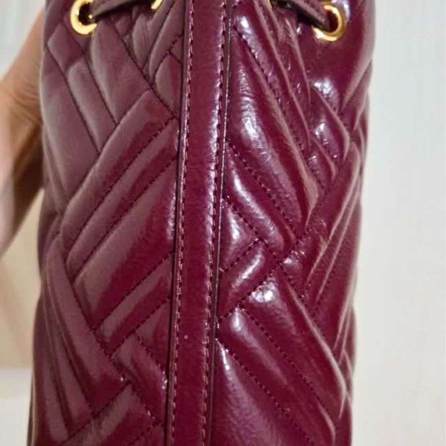限時優惠小紅書全新商品酒紅色流行款大容量旅行用MICHAEL MICHAEL KORS Peyton 漆皮水桶包-5