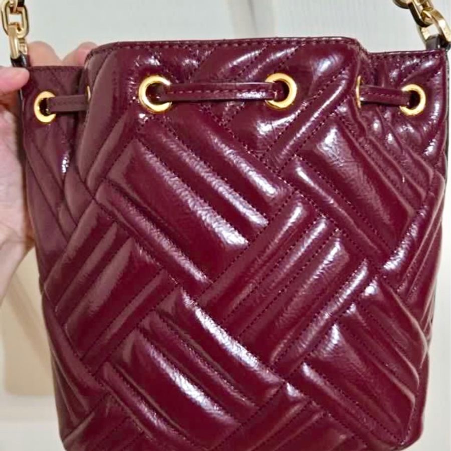 限時優惠小紅書全新商品酒紅色流行款大容量旅行用MICHAEL MICHAEL KORS Peyton 漆皮水桶包-7
