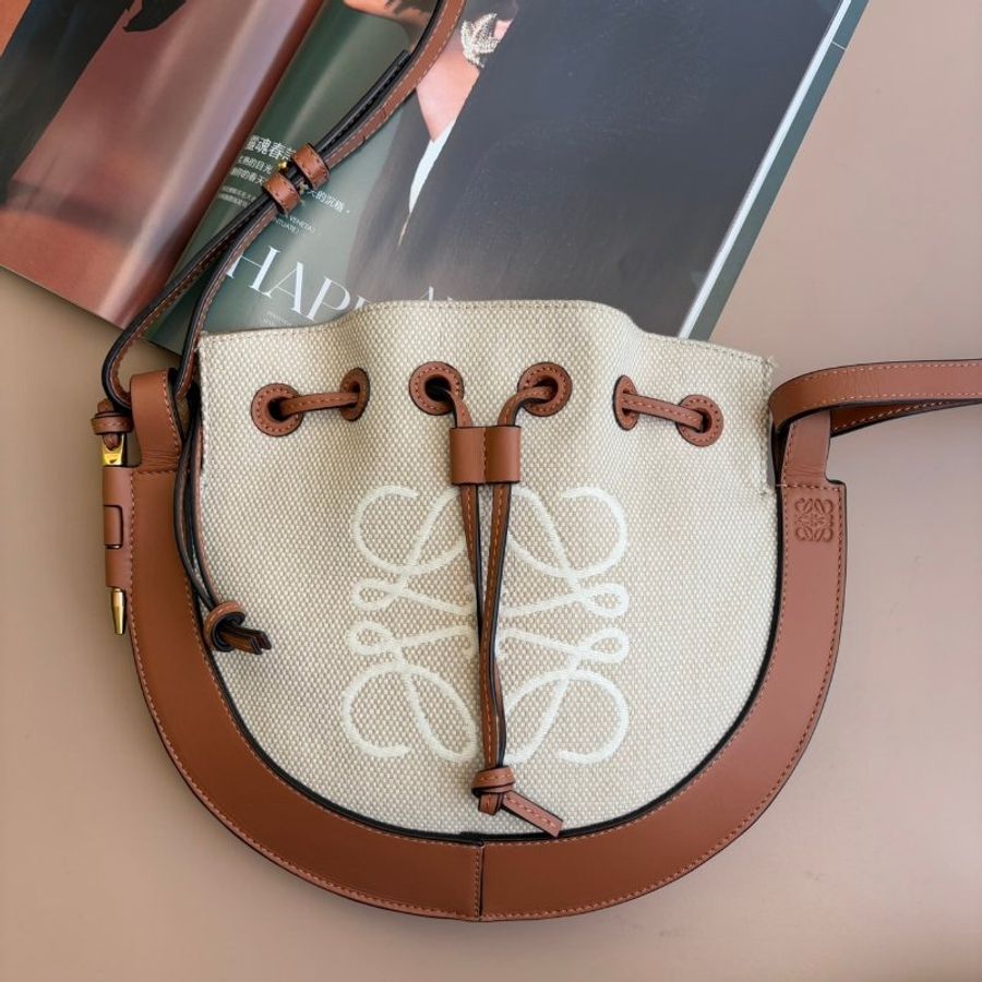 ::LOEWE:: Horseshoe Anagram 緹花/牛皮斜背小袋-0