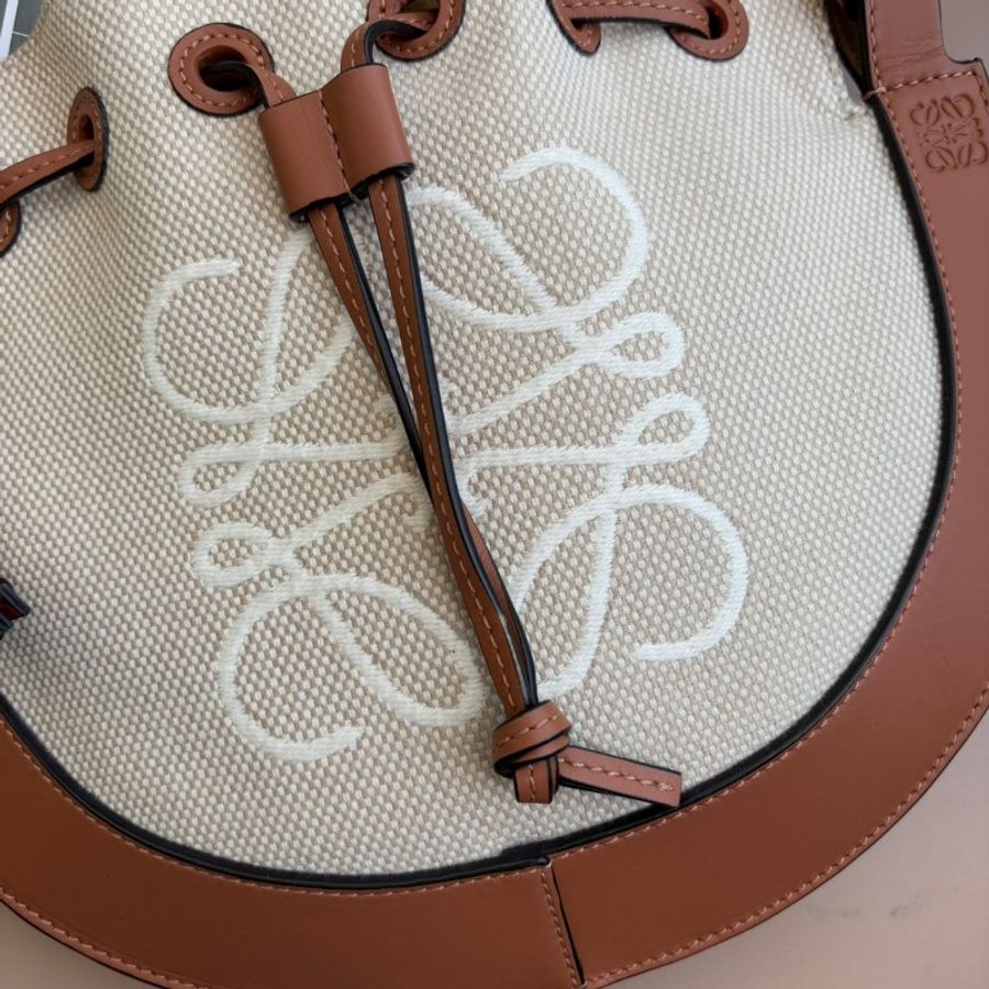 ::LOEWE:: Horseshoe Anagram 緹花/牛皮斜背小袋-1