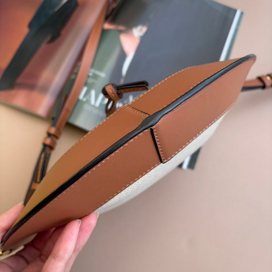 ::LOEWE:: Horseshoe Anagram 緹花/牛皮斜背小袋-5