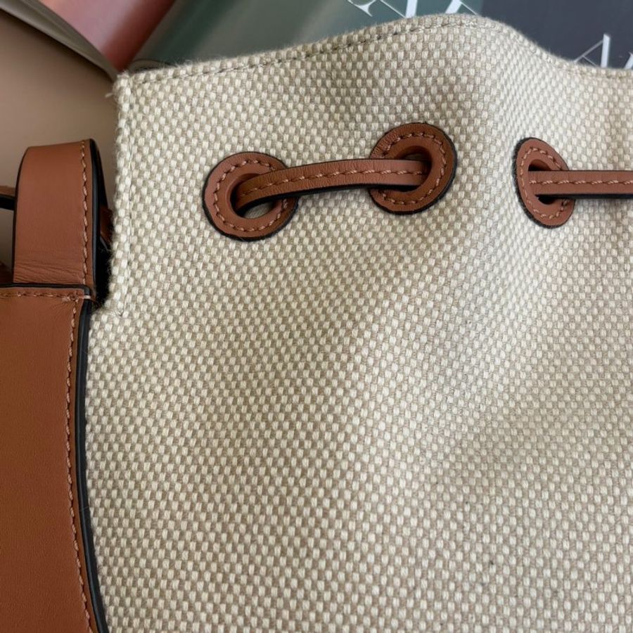 ::LOEWE:: Horseshoe Anagram 緹花/牛皮斜背小袋-11