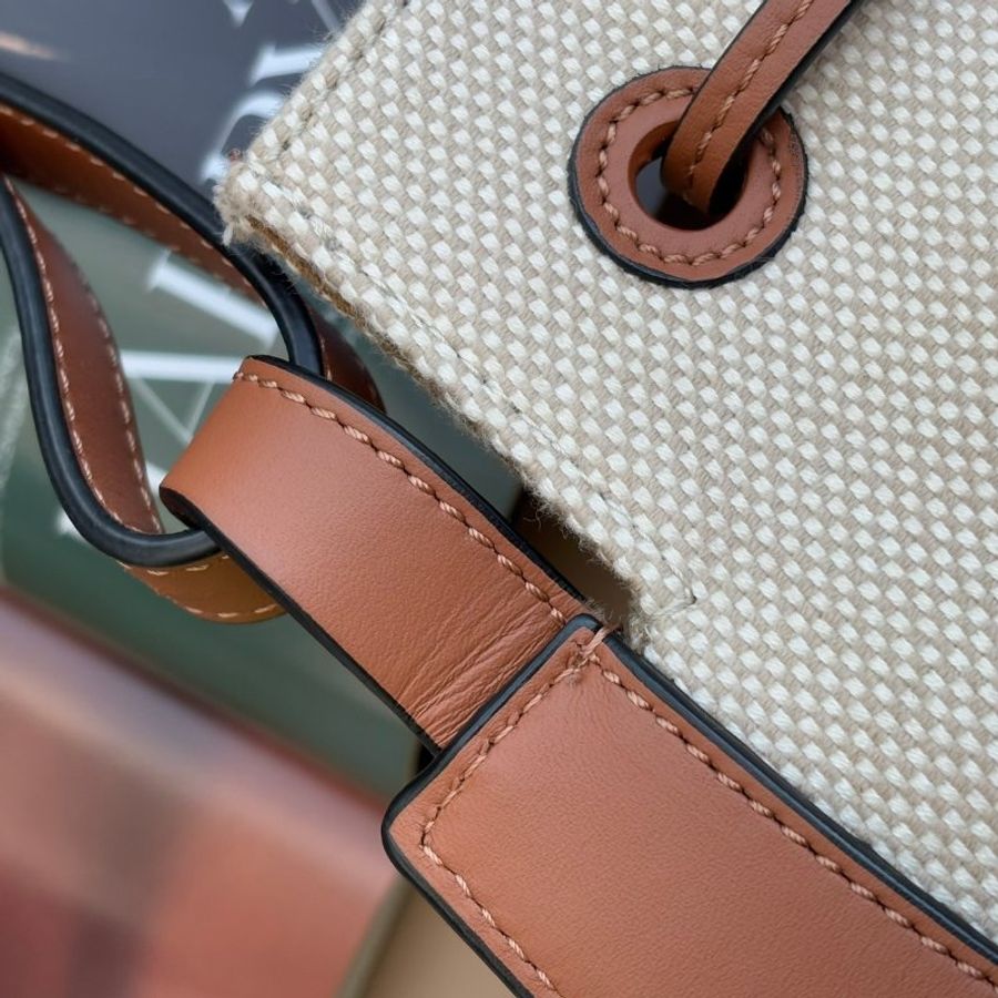 ::LOEWE:: Horseshoe Anagram 緹花/牛皮斜背小袋-19