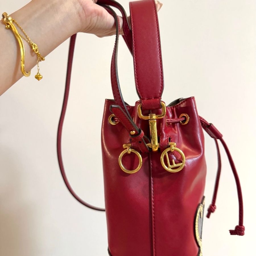 Fendi mon tresor mini 水桶包 红 金釦 蛇皮 愛心 手提包 斜背包 肩背包 側背包 迷你水桶包-12