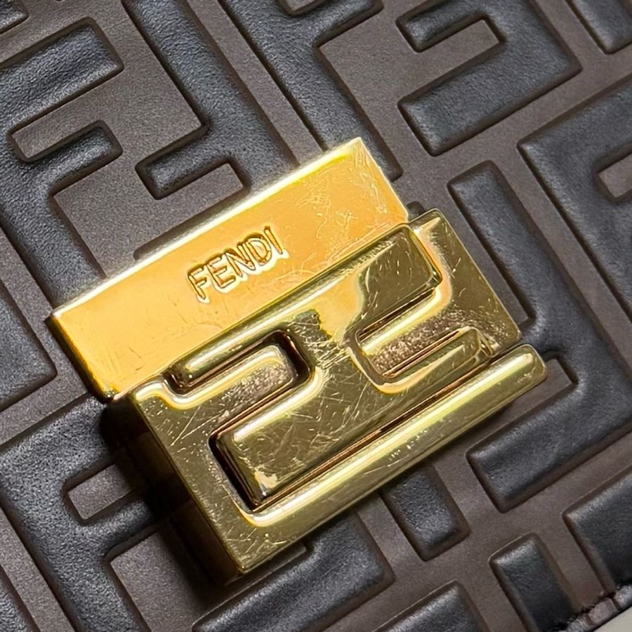 Fendi Ken I 🫧斜背包、手提包、鏈條包、浮雕風琴包、肩背手提兩用包🍒可鹹可甜🍒2023年原價71000專櫃購買,85成新,割愛不到5萬求帶走-30