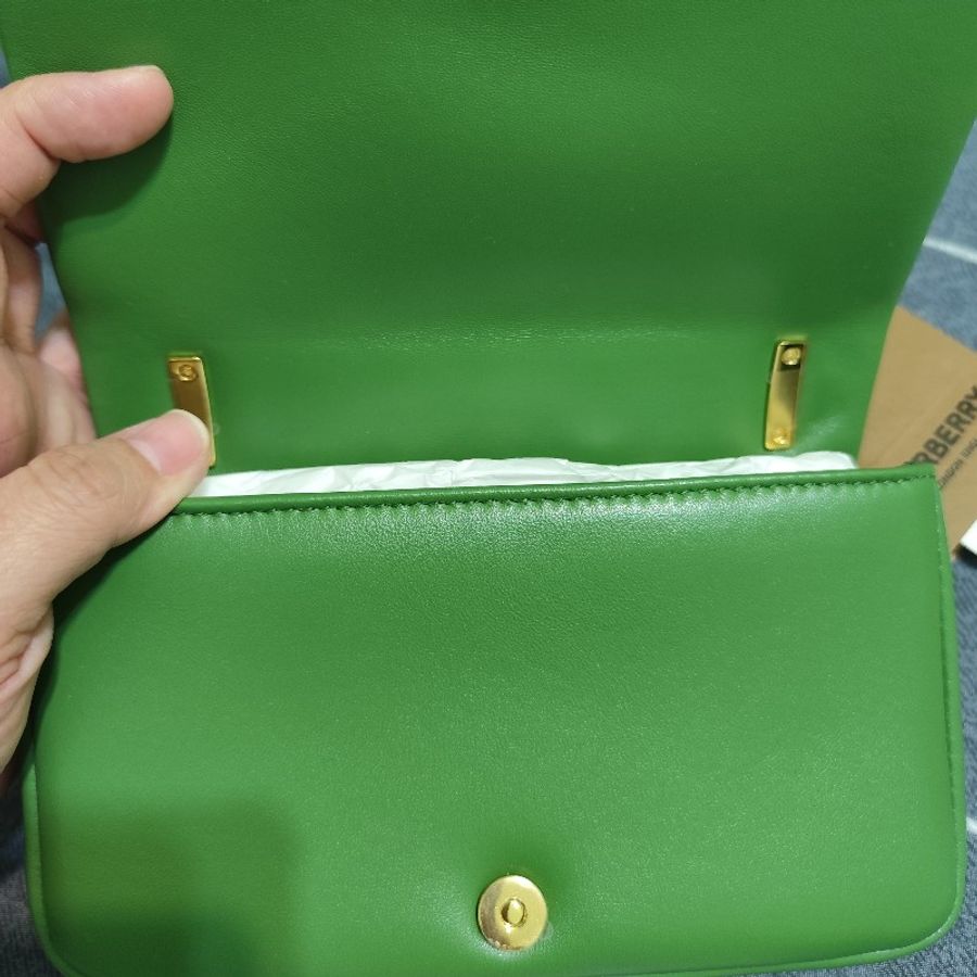 Burberry Lola TB 巴寶莉 Lola TB迷你17cm翻蓋斜背肩背包 綠 全新(不可議)-10