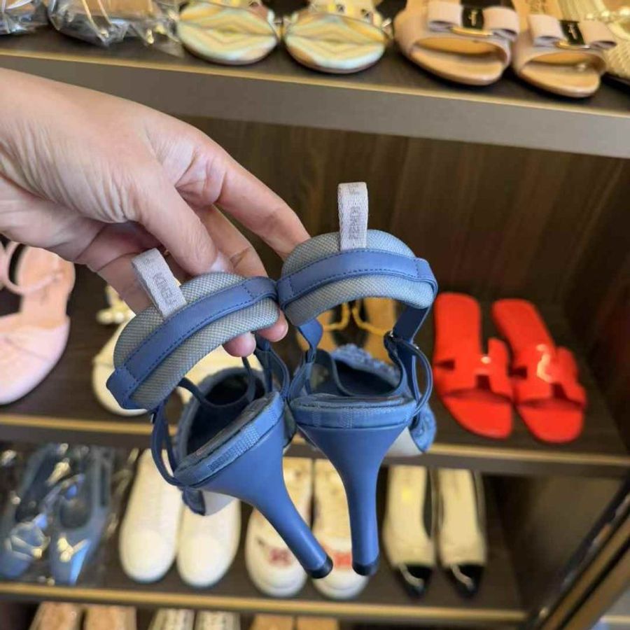 FENDI 字母高跟鞋37號 只穿兩次 腳底有痕跡 穿上看不出來-3